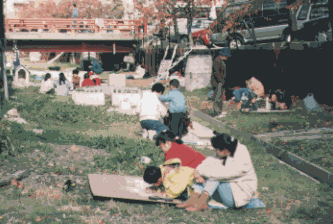 寺町堀で描いている子供達。堀に水を流し遊んでいる風景を描いた作品も多かった。